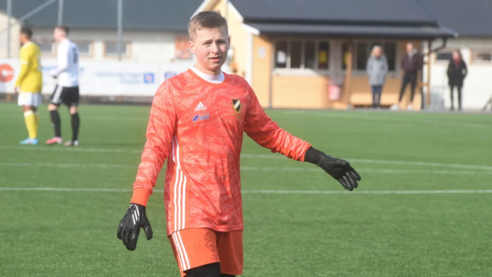 Isak Nägga Arvidsson vaktar Rimforsa IF:s mål på fredag. Laget har hållit nollan i fyra raka matcher.