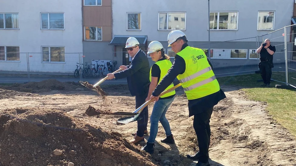 Viktor Svahn, områdeschef på SBB. Caroline Unéus (M), ordförande för Samhällsbyggnadsnämnden och Mikael Anjou från företaget Sizes som tillverkar huskontruktionen. 