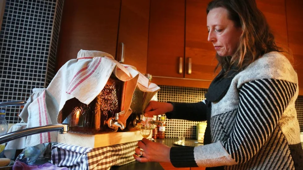 Tre femliters burkar med tappkran förser Anna kontinuerligt med kombucha.