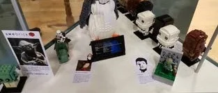 De ställer ut Star Wars-lego på biblioteket