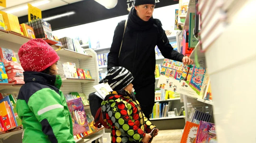 Många passade på att besöka bokrean på vägen till jobbet eller förskolan, som Josefina Pärlehag med familj.