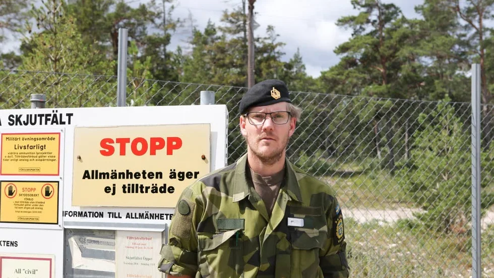 Tydliga skyltar visar när det inte är tillåtet att gå eller köra in på Tofta skjutfält.