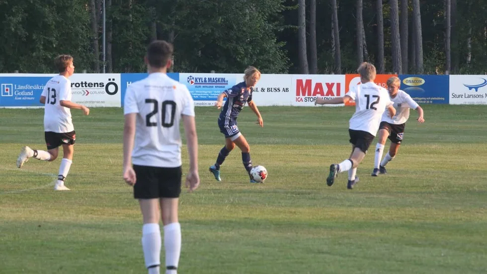 Mikaela Leveau i comebacken för P18. Leveau har senast spelat i Dalhem, där hon ledit skytteligan i Gotlandsserien med 10 mål.