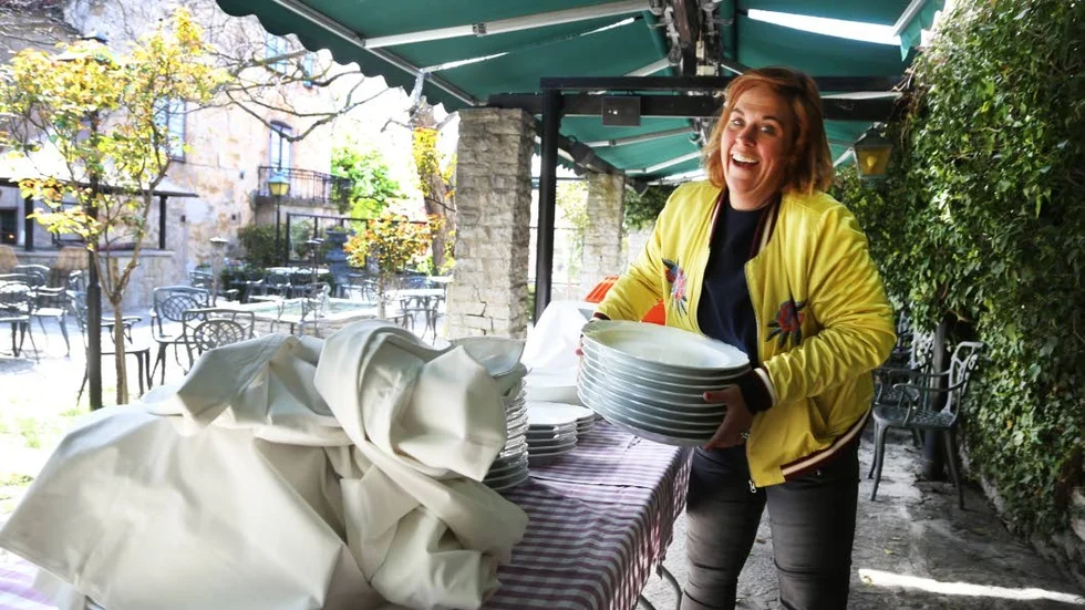 Frida Domnauer är mitt uppe i förberedelserna för loppisen och här travar hon tallrikar.