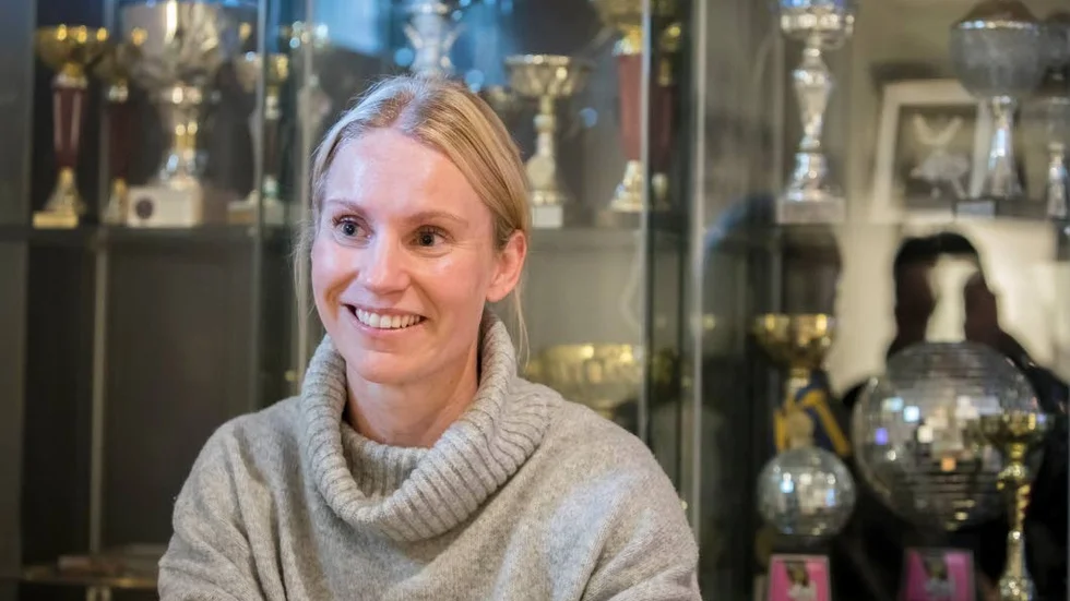 Sara Jacobsson framför dansskolans pokalvägg. Själv började hon tävlingsdansa i tioårsåldern.
