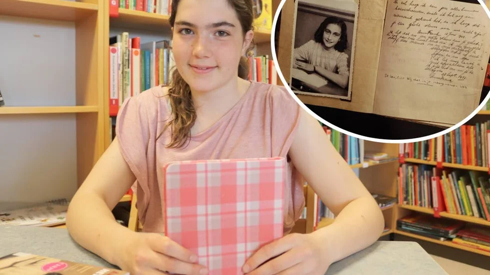 Sofia de Maecker med den utlånade kopian av Anne Franks dagbok. Uppe i hörnet: Originaldagboken.