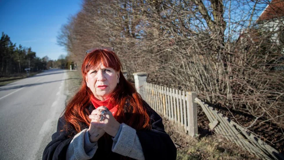 Tove Buhe-Stam, som bor i Björkhaga kommer att påverkas när cykelvägen byggs. Staketet, lindallén i bakgrunden och ett nytt hundstängsel längre in på tomten kan komma att skadas vid bygget.