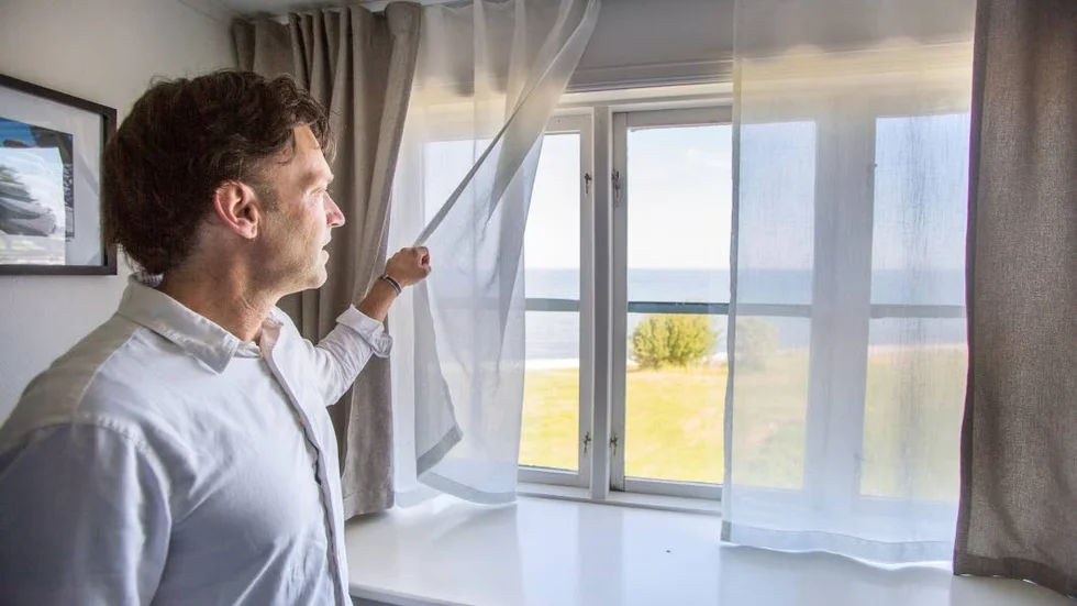 Tobbe tittar ut från ett av rummen på hotellet och menar att det inte finns något annat hotell i Visby som har samma utsikt.