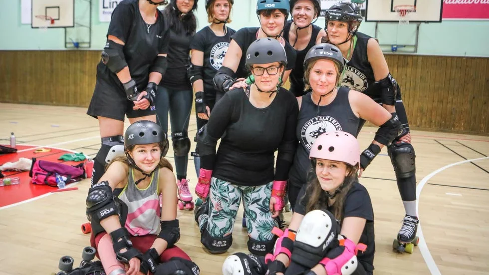 Tjejerna i Visby Valkyries tränar roller derby två dagar i veckan i A7-hallen i Visby.