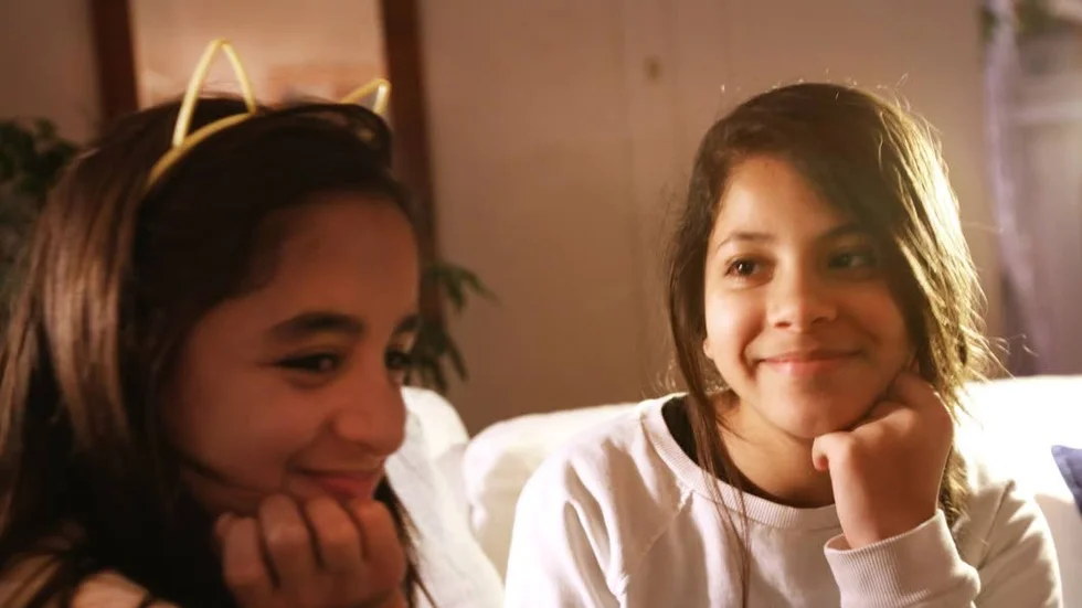Lobaba Damen och Mayram Abdulghani har bestämt sig för att bara tala svenska när de är i skolan.