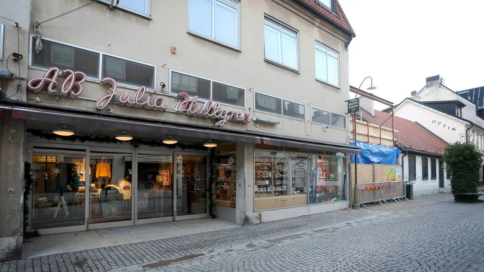 Till höger, där det nu är träplank, låg den rivna kiosken.