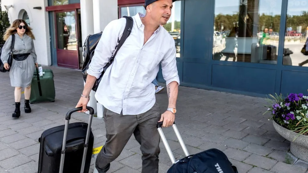 Rapparen Petter på Visby flygplats.