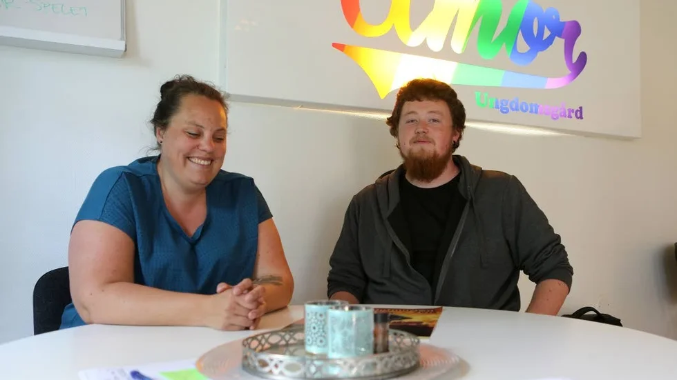 Fritidsledarna Josefine Wahlqvist och Jonathan Häggbom är med och arrangerar skolavslutningsfesten.