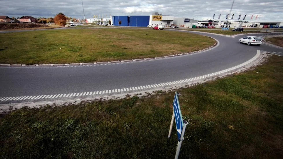 Sliterondellen. Lunchrestaurangen flyttar till de lokaler där Gutegrillen nu ligger. Bredvid rondellen på Skarphäll.