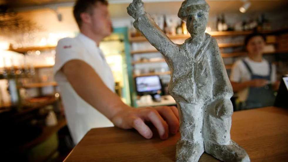 Skulpturen "Högerarmen" eller "Hammarbyaren", som den också kallas, stals från Restaurang Bakfickan för snart tio år sedan. För en månad sedan stod den plötsligt utanför. Krögarna Gustaf Kristiansson och Malin Bergström vaknar nu noga över konstverket.