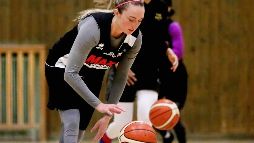 UPPSTUDS. Nici Gilday och Brandy Montgomery på uppvärmningen vid gårdagens träning. I dag blir det resa till Uemå och den första SM-semifinalen mot Udominate.