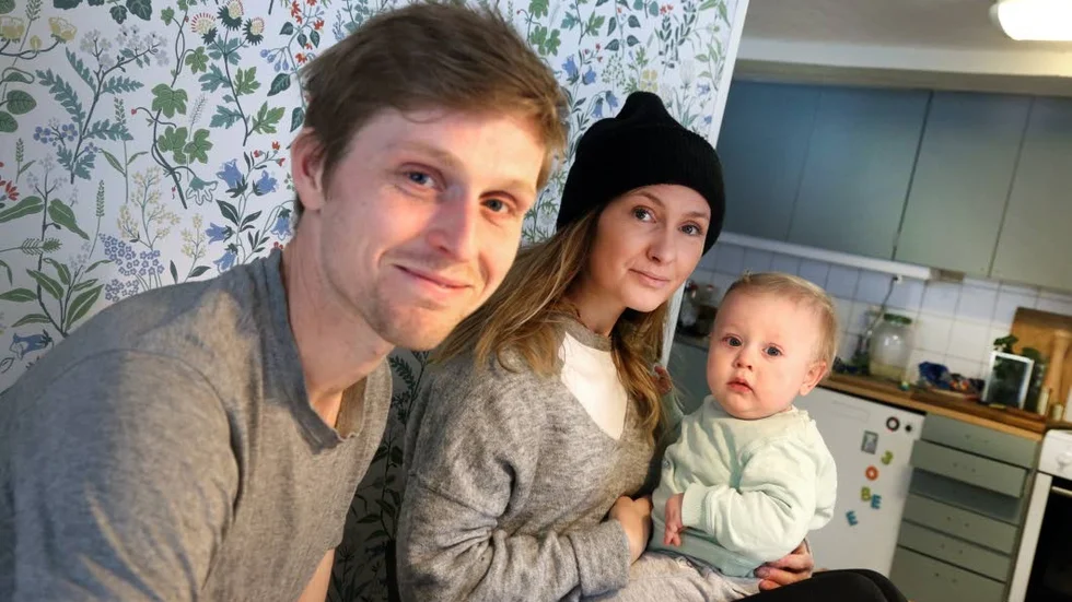TV-bonde. Fredrik Holm och Therese Hall träffades i tv. Nu har de tre barn och bor i Sproge, här med yngsta sonen Frasse.