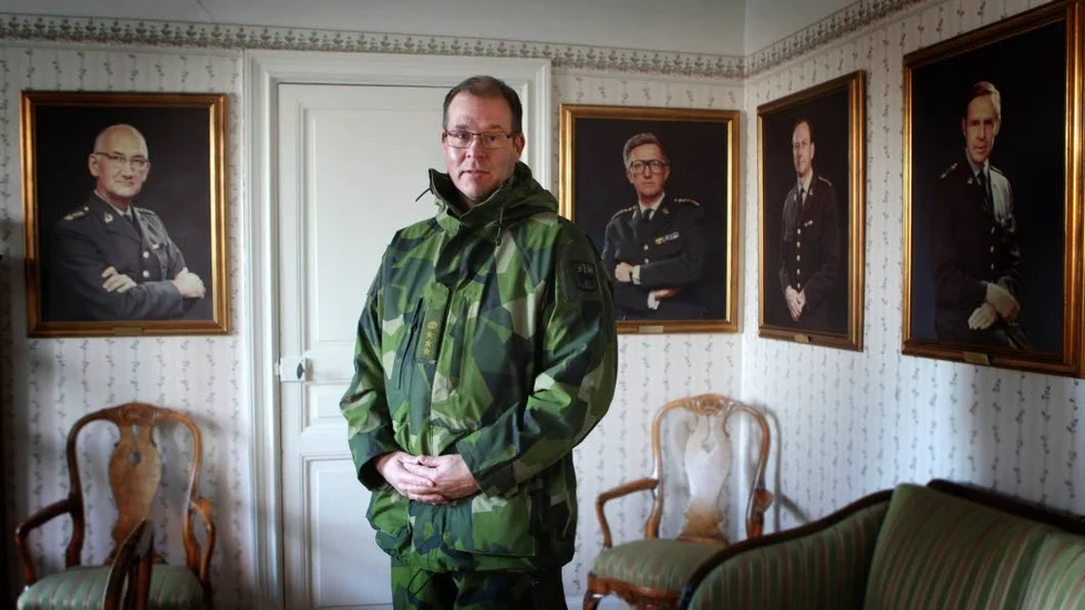 Fint sällskap. På övervåningen i Suderbys herrgård finns porträtt av tidigare regementschefer. Mattias Ardin är förmodligen den förste gotlänning som innehar den posten. Bakom honom syns överstarna Bengt Hammarhjelm (regementschef 1983) Lars-Erik Wahlgren (1980-1983), Hodder Stjernswärd (1977-1980) samt Curt Hasselgren (1975-1977).