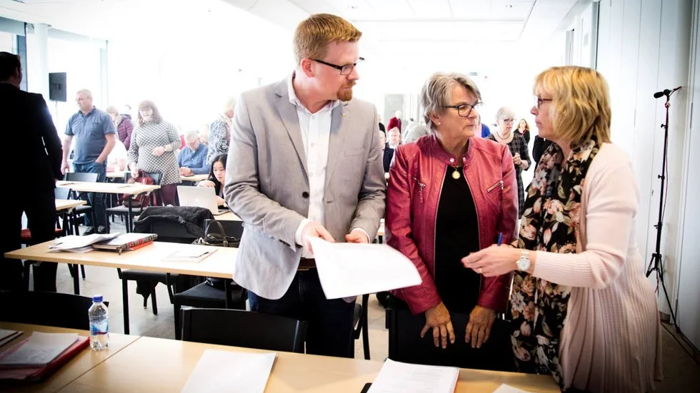 Mötestungt. Simon Härenstam på ett fullmäktigemöte tillsammans med Inger Harlevi (M) och Eva Nypelius (C).