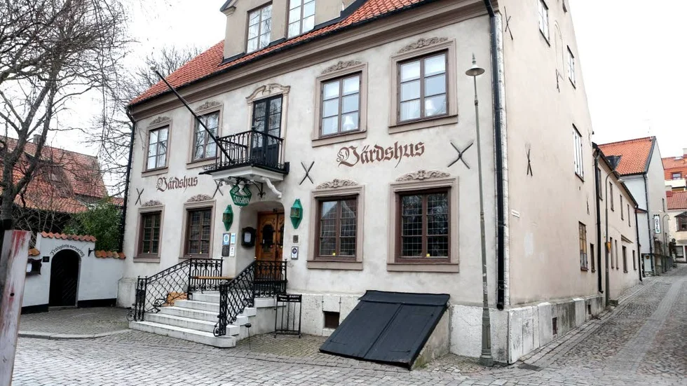 Fastigheten i Visby, som inrymmer värdshuset Lindgården, får ny ägare.