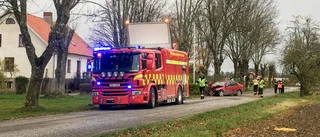 Person kvar i bilen efter olycka