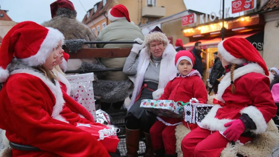 Bak på vagnen färdades tomtemor och tomtebarn med julklappar till behövande familjer.