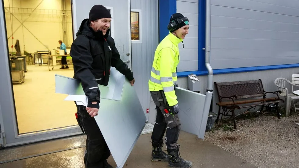 Team. För plåtslagaren Stefan Budin är det första gången på 35 år som han åker ut på jobb tillsammans med en kvinnlig kollega.