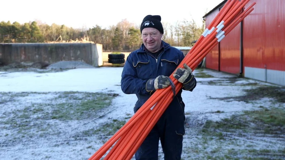 Käpprätt. Benny Nilsson, som har satt upp snökäppar sedan 1996, har koll på att det blir rätt.