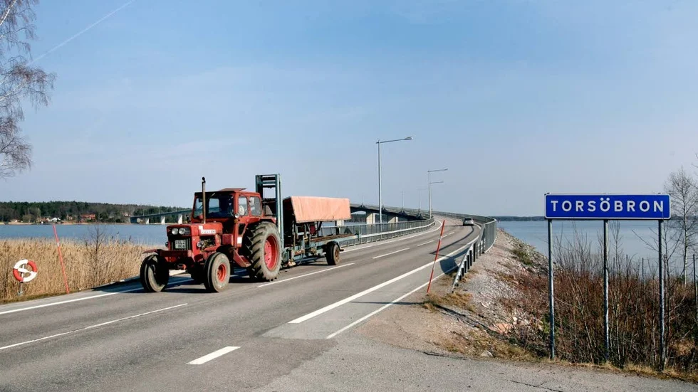 Torsöbron blev klar 1994 och ersatte då bilfärjorna som gick från fastlandet ut till den idylliska skärgårdsön i Vänern. Denna ö har många gemensamma nämnare med Fårö och planerna på en bro över sundet.