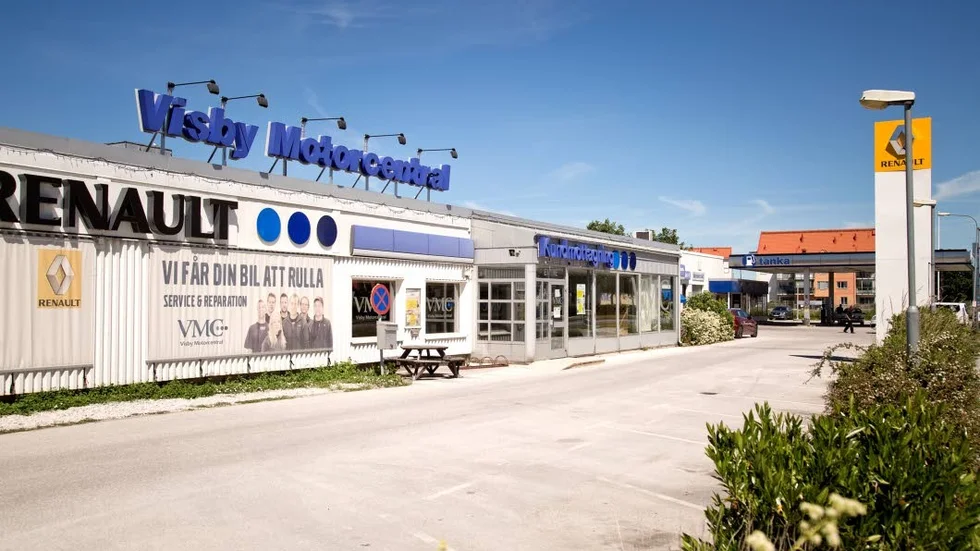 Stopp. Wisab räknade med att komma igång med rivningen av Motorcentralen i oktober, men har ännu inte fått det lov som krävs.