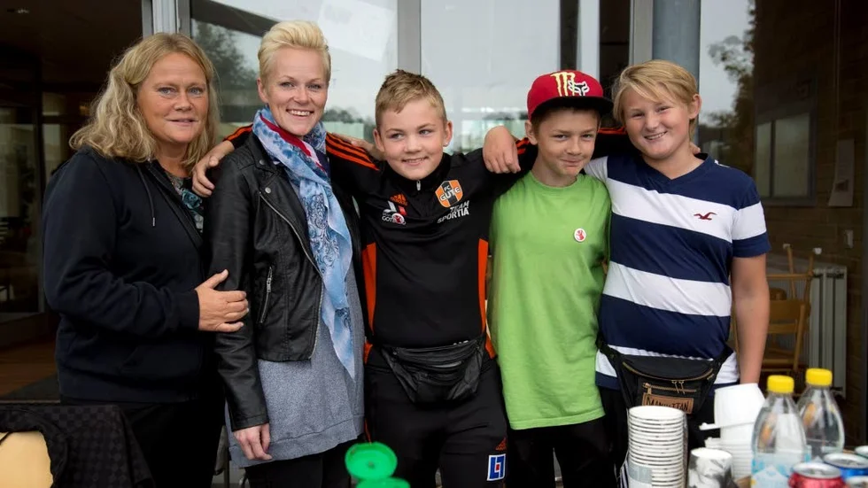 Inger Stockmarr, Katarina Liljegren, Melvin Rasmussen, Henrik Kasankin och Lucas Jacobsson hjälpts åt för att samla ihop pengar till klassresa.