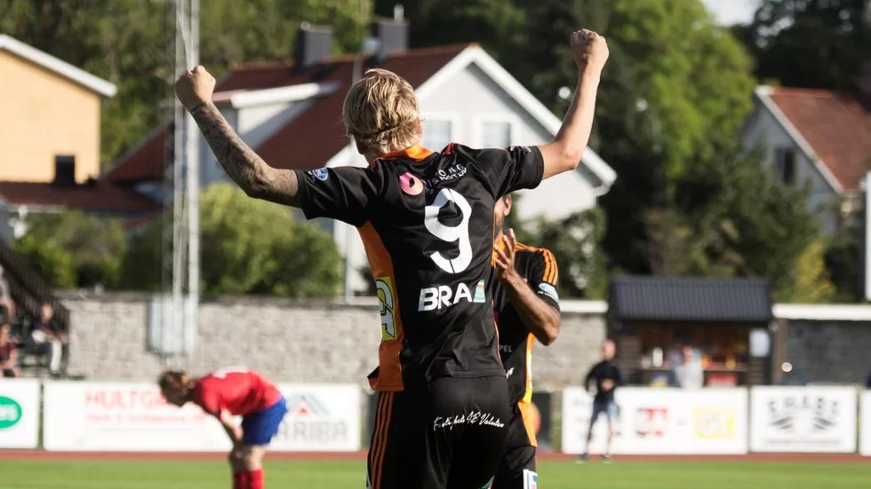 Marcus Kettler jublar efter 1-0-målet.