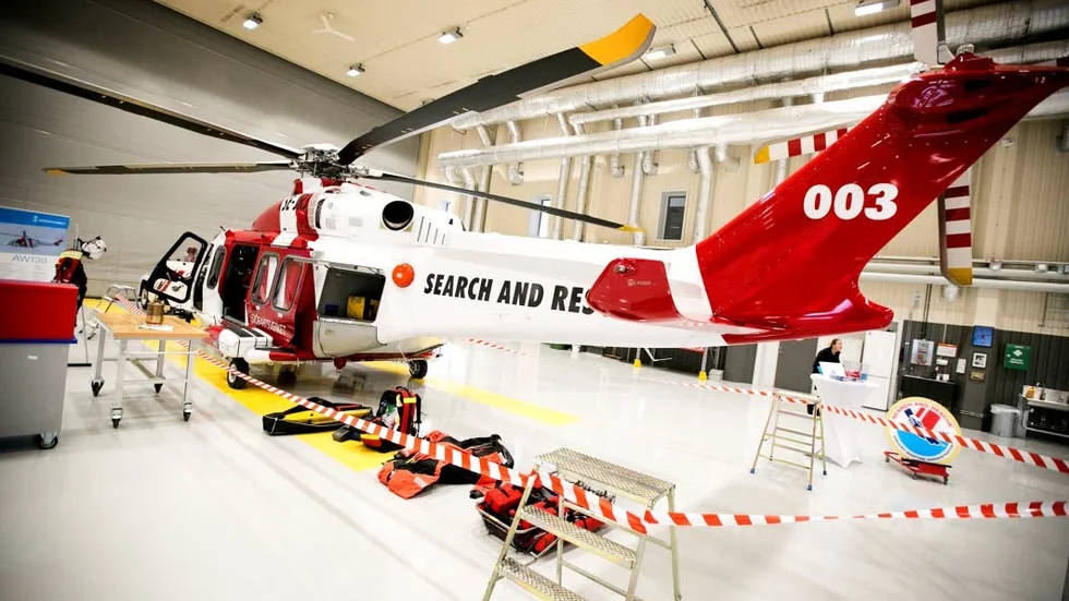 Helikoptern återkommer till ön.