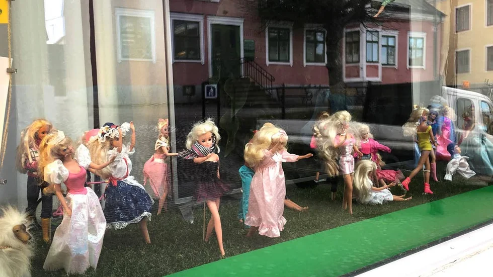 Barbiedockorna finns i skyltfönstret vid Miljöpartiets kontor på Adelsgatan.