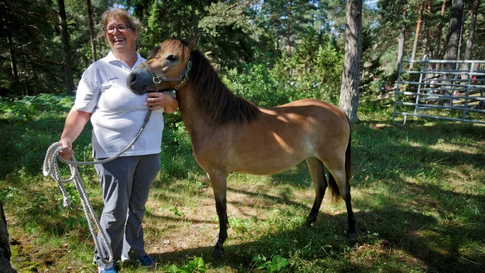 Annika Melin tillsammans med det ettåriga stofölet Irja som vann sin klass.