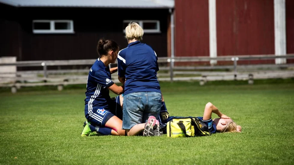 Maja Elofsson skadade sig och fick utgå.