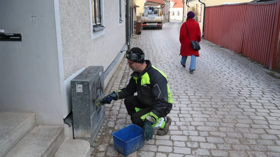 Per Thomsson är klottersanerare och fick mycket att göra efter de många platser som utsattes för några veckor sedan.