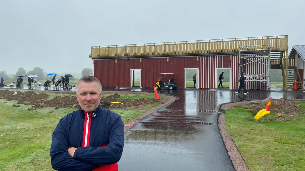 Kim Bergman, assisterande pro på Motala golfklubb, är stolt över den nya rangen i två våningar som klubben är först med i Östergötland. Landeryd är på gång att bygga en liknande range-byggnad.