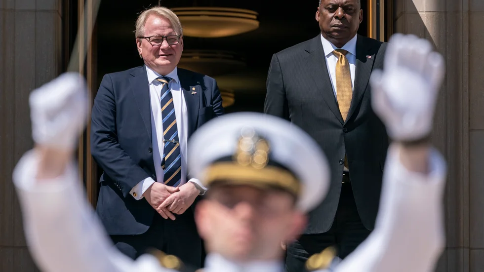 Försvarsminister Peter Hultqvist, här på en bild vid ett möte i förra veckan med sin amerikanske kollega Lloyd Austin i Washington, har fått ställa in flera möten efter att ha testat positivt för covid-19.