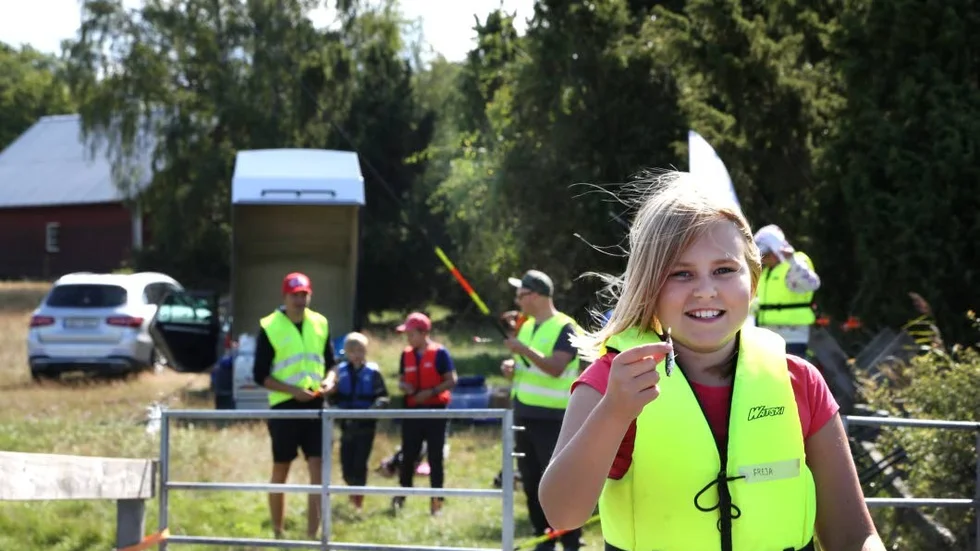Freja Niklasson fiskar gärna tillsammans med kompisar. I går fick hon minsta fisken, en spigg på några centimeter.