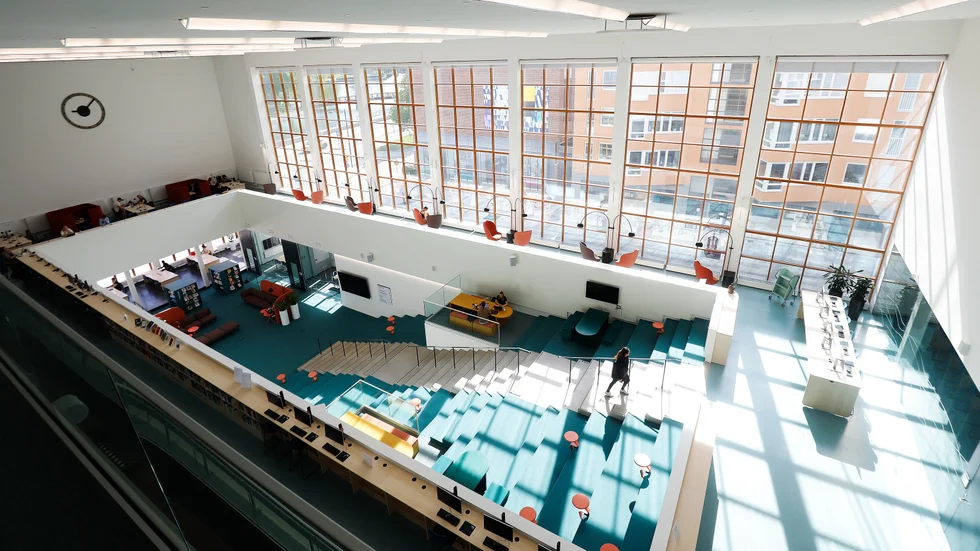 Universitetets bibliotek och lässal har tagit plats i det som tidigare var den stora simbassängen i badhuset.