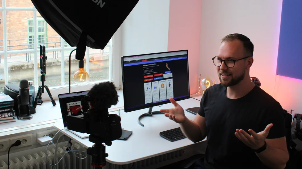 På YouTube-kontot SparaCash ger Marcus Lindblad investeringstips.