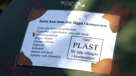 Att man inte bör slänga skal från citrusfrukter beror på att de bryts ned långsamt. Besprutningsrester i skalen kan vara ett annat skäl att avstå från att kompostera dem.