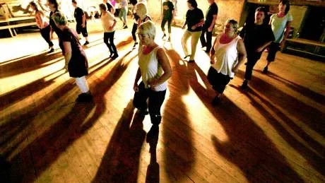 Inga cowboys här. Enligt Eva Rentzhog finns det en hel del fördomar mot linedance. Att alla dansar i cowboy-hatt och stövlar är en. Avsaknaden av dessa attiraljer var stor under måndagskvällens dansträning i Stenkyrka.