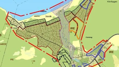 Planområdet för Ireviken begränsas av den röda linjen. Den rosa pilen betyder att man vill bevara fri sikt mot Elinghems myr. Området mitt i kartan, runt Ire å, blir naturreservat och det helt nya område som ska exploateras ligger innanför orange linje.