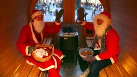 Sauna. De här tomtarna hittade den perfekta värmestugan i form av en transportabel bastu som visades på Östercentrum. Att tomtarna liknar Jakob Söderlund och Isak De Jong är ingen tillfällighet.  Foto: Tobias Wallström