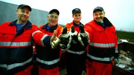 Mikael Larsson, Tore Svensson, Magnus Lindqvist och Kenneth Nyberg på Visby återvinningscentral tar hem 2007 års ekokommunpris. 10 000 kronor samt en glasstatyett får de. foto: bengan zettergren