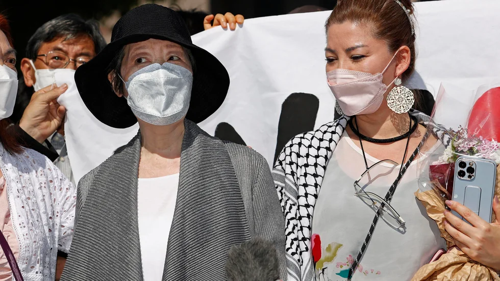 Fusako Shigenobu, till vänster, med dottern Mei, talar med journalister utanför fängelset i Akishima.