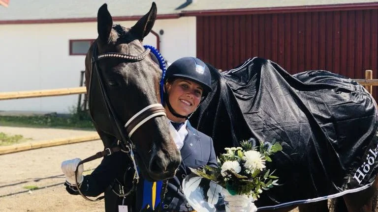 Emelie Brolin vann och slog nytt rekord i Intermédiaire 1 Kür på helgens nationella tävling i Falun.