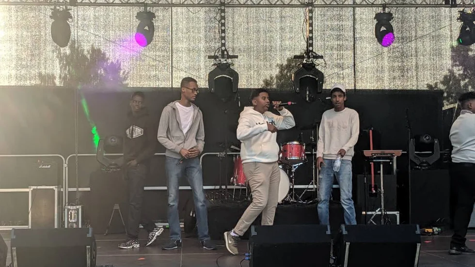 Abass och Omar rappar som att de inte gjort annat och är inte stilla en sekund, en utmaning för en livreporter som jag som försöker att fånga vännerna på bild.